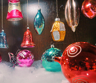 Новосибирцев попросили поделиться с музеем ёлочными игрушками из СССР