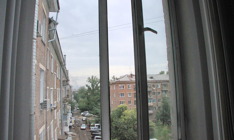 Годовалый мальчик погиб, выпав из окна пятого этажа в Новосибирске