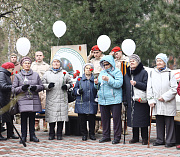 Дети войны запустили белых журавлей у «Плакучей ивушки» в Новосибирске