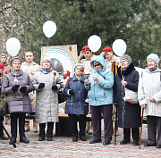 Дети войны запустили белых журавлей у «Плакучей ивушки» в Новосибирске