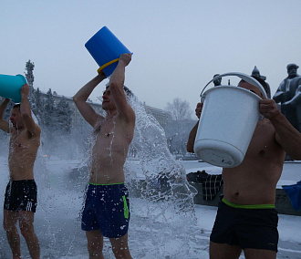 Новосибирцы облились водой на площади Ленина в скрипучий мороз