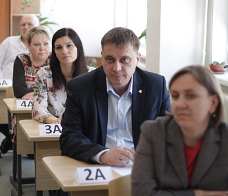 Пробный ЕГЭ: министр Федорчук сел за парту в новосибирской школе