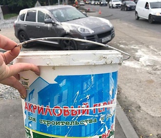 Прохожий вылил ведро герметика на Porsche Cayenne в Новосибирске