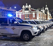 Губернатор Травников вручил полицейским ключи от 54 автомобилей