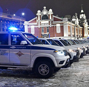 Губернатор Травников вручил полицейским ключи от 54 автомобилей