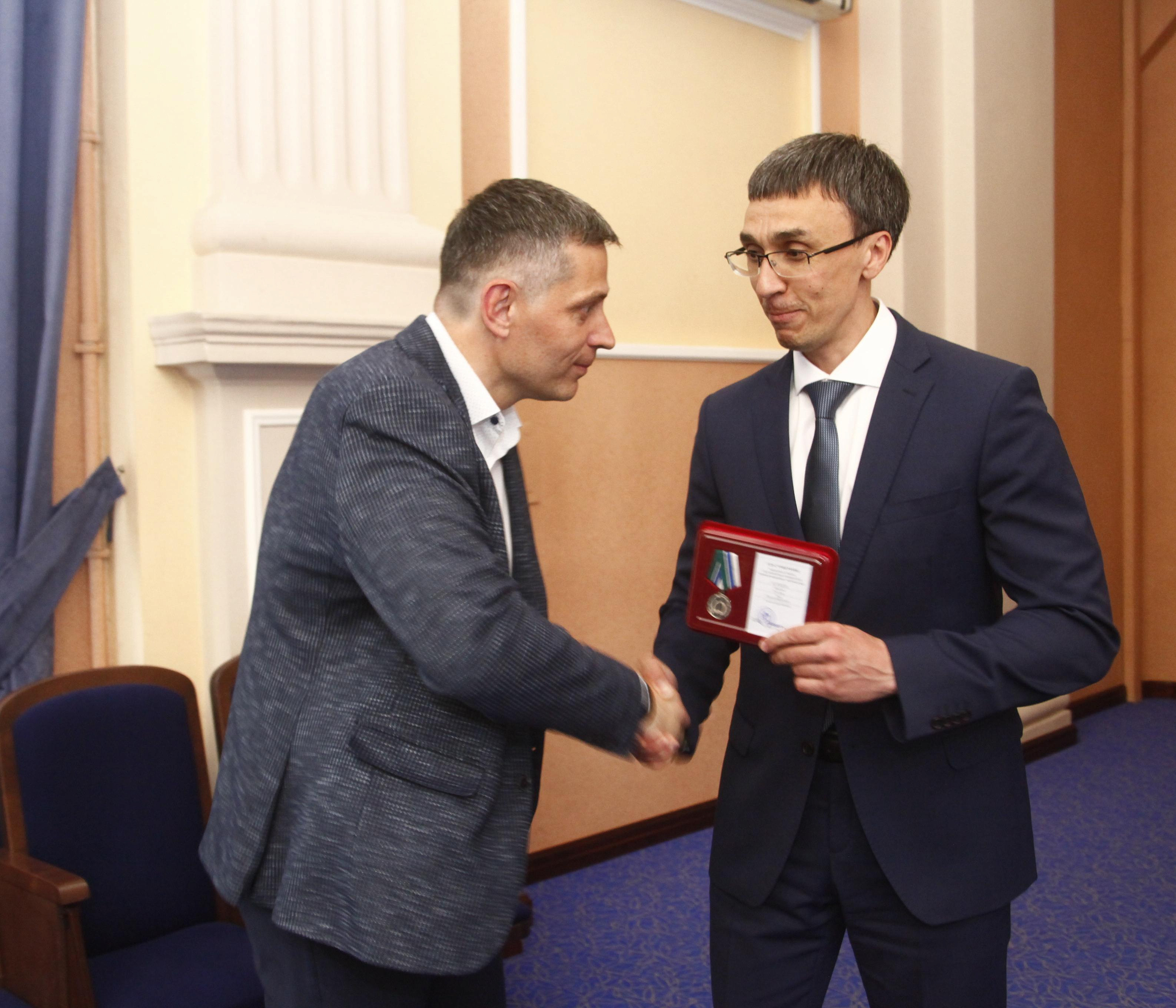 Общественников и предпринимателей наградили знаками «За содействие СВО»