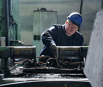 Новосибирцы стали трудоустраиваться на заводы и фабрики в 2022 году