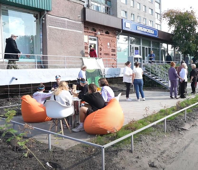 Общественники высадили шиповник возле библиотеки на Колхидской