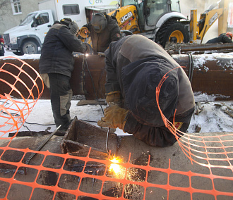 Энергетики поменяли проблемную трубу на теплотрассе у Ленинского рынка