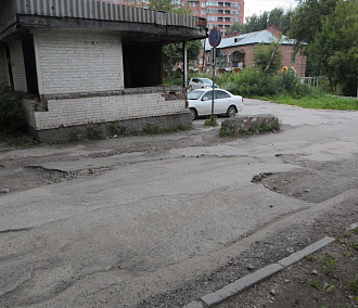 Дорогу военного городка в Октябрьском районе отремонтируют впервые за много лет