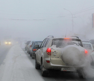 Десятки машин застряли на трассе под Новосибирском из-за метели