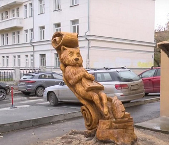 Деревянная скульптура учёного кота появилась на улице Сибирской