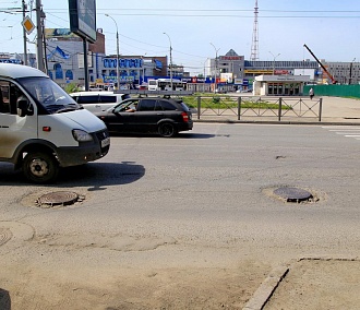 20 сантиметров: кто отвечает за ямы вокруг люков на дорогах Новосибирска