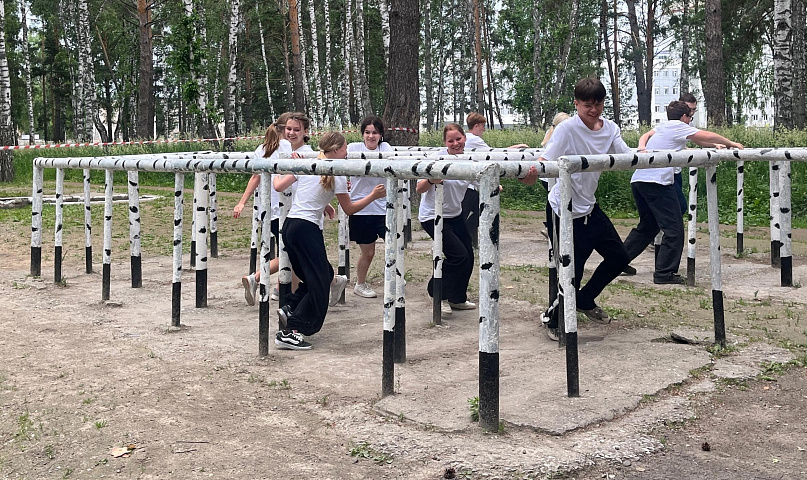 300 детей из трудотрядов собрала общегородская «Зарница» в НВВКУ