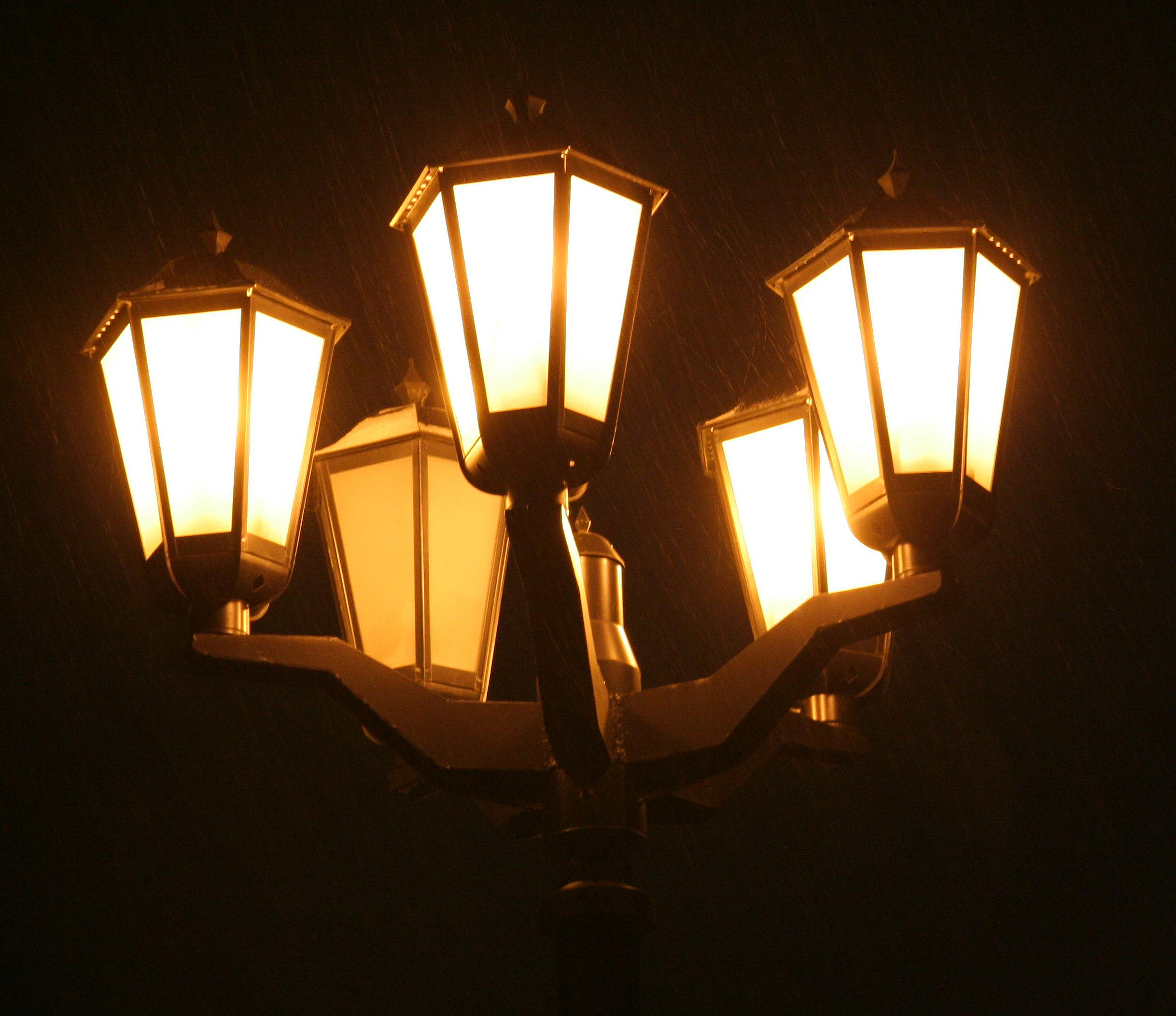 Креативненько: старые фонари в городских парках «заговорят»