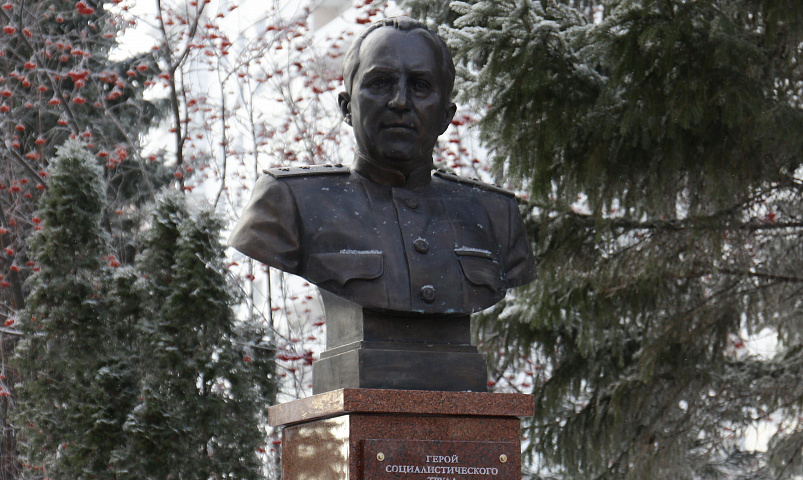 В Новосибирске установили бюст генпрокурора СССР Романа Руденко