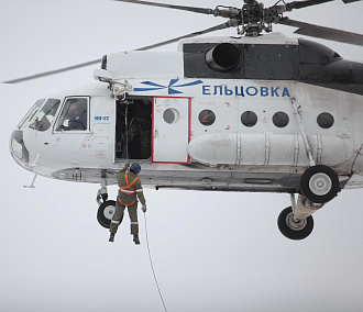 Пожарный десант отработал спуск с вертолёта Ми-8 под Новосибирском