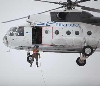 Пожарный десант отработал спуск с вертолёта Ми-8 под Новосибирском