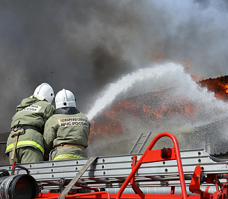 Два человека погибли на пожаре в частном доме в Новосибирске