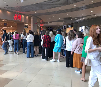 Длинная очередь выстроилась перед магазином H&M в Новосибирске