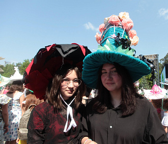 Шикарные шляпы из мусора продемонстрировали на фестивале «ЭкоМир»
