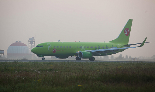 S7 Airlines разрешила стюардессам носить стильные кроссовки на борту