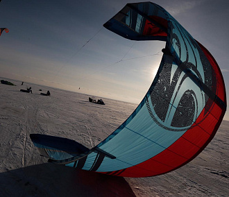 Дерзкие сноукайтеры два дня искали ветер на льду Обского моря