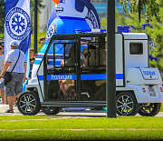Полицейские опробовали мини-электрокары в парке «Арена» в День города