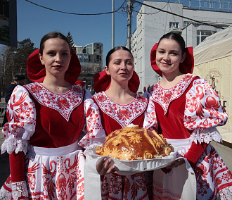 Ярмарка белорусских товаров открылась на площади Ленина в Новосибирске
