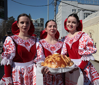 Ярмарка белорусских товаров открылась на площади Ленина в Новосибирске