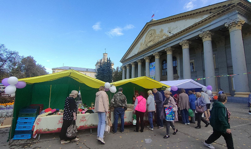 «Ждали целый год»: с пирогами и песнями открыли ярмарку Дружбы
