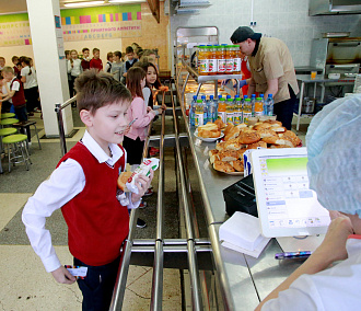 Новосибирским школьникам добавят 211 млн рублей на бесплатные обеды