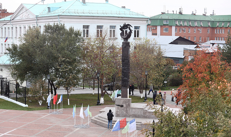 Теперь в бронзе: обновлённый «Гимн учителю» открыли в Новосибирске