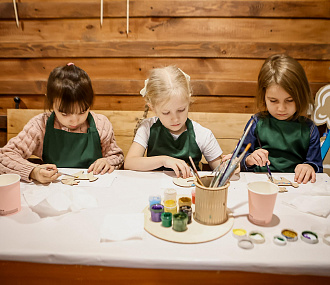 Чудо-фабрика: как в Новосибирске дети создают игрушки на настоящем станке