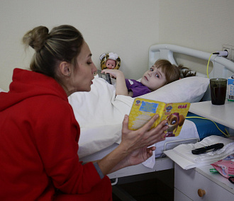 Актриса из Новосибирска читает сказки детям после операций