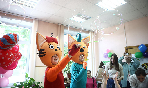 Карамелька и Компот устроили праздник малышам из центра «Магистр»