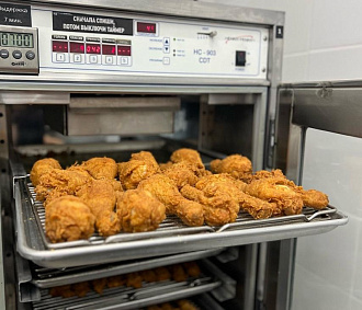 Возвращение куриного бренда: экскурсия на кухню «Ростикса»