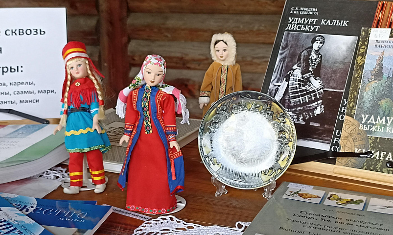 Ягодный месяц проводили в музее под открытым небом