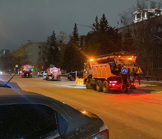 Лёд на тротуарах в центре Новосибирска успели вскрыть до похолодания