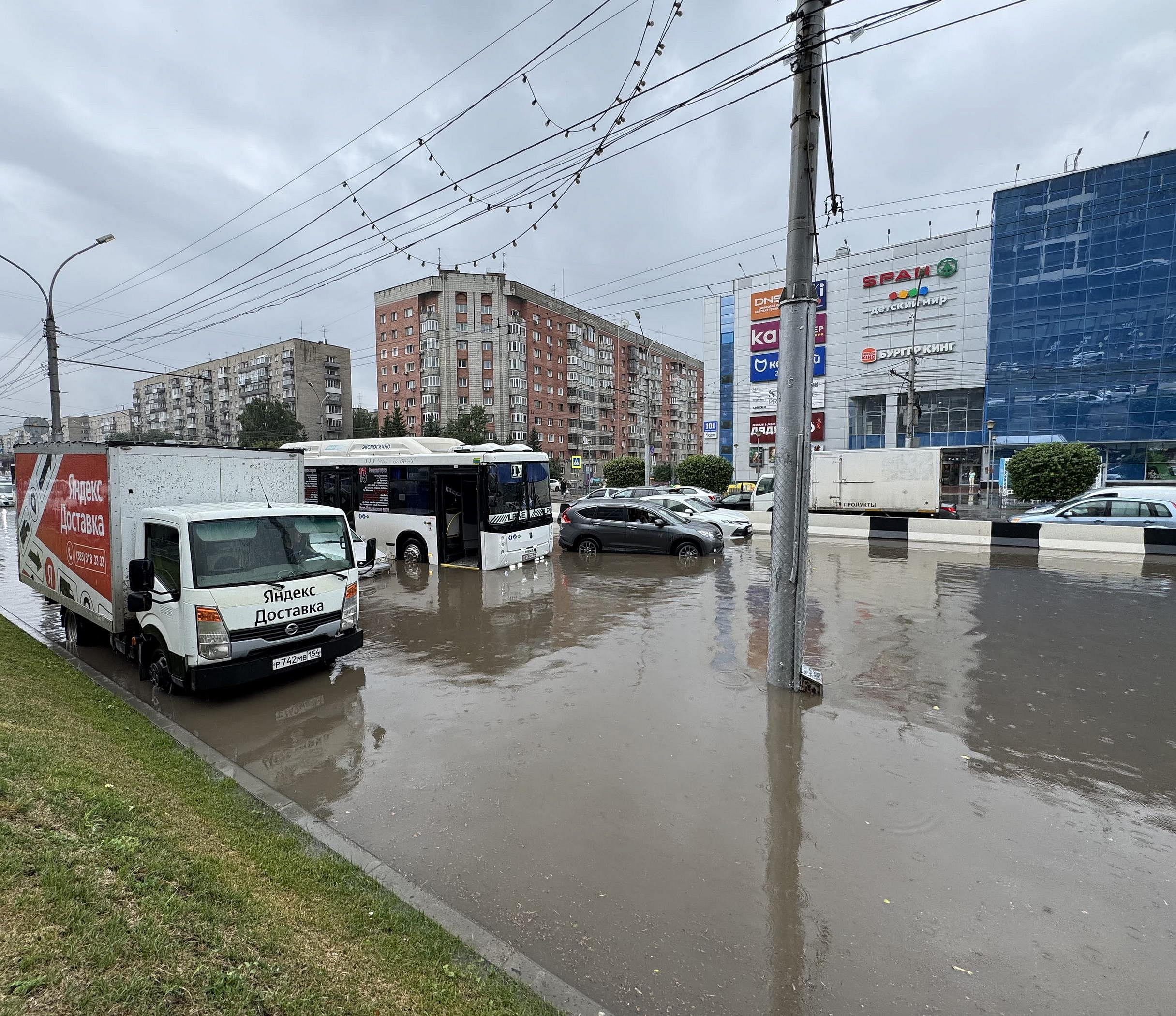 Последствия мощного ливня устраняют в Новосибирске