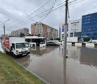 Последствия мощного ливня устраняют в Новосибирске