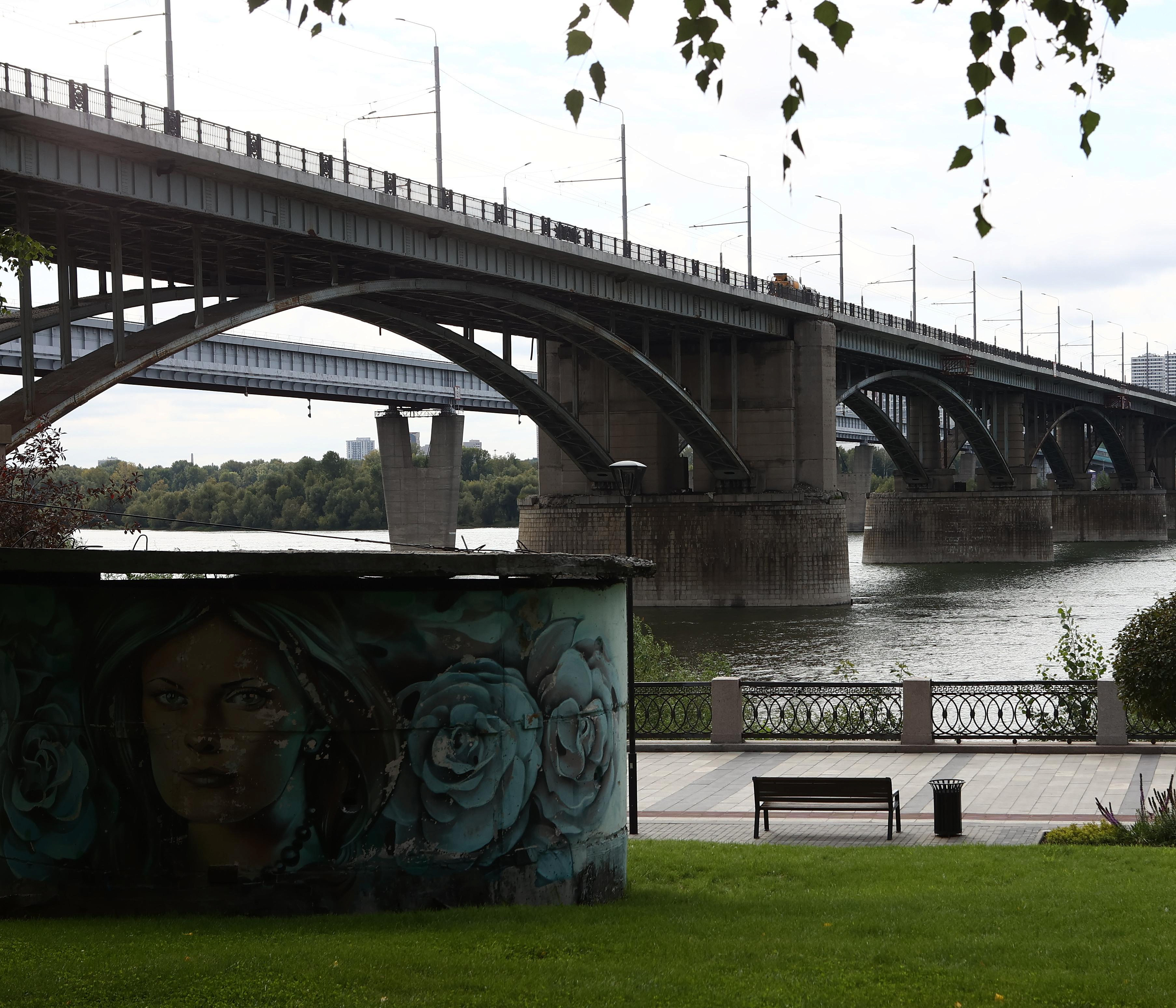 Во славу Октября: коммунальный мост отмечает 70 лет со дня открытия