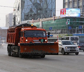 Загребущий Новосибирск: как в городе чистят дороги от снега