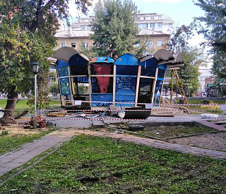 Стекляшку с кафе «Зазеркалье» сносят в Нарымском сквере