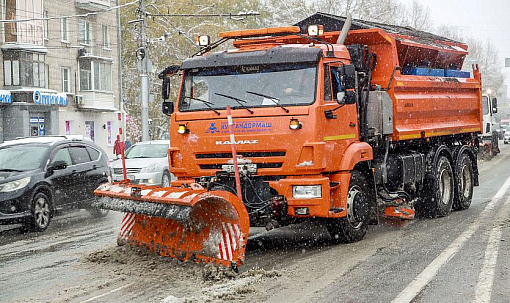 144 машины вышли на очистку новосибирских улиц от снега