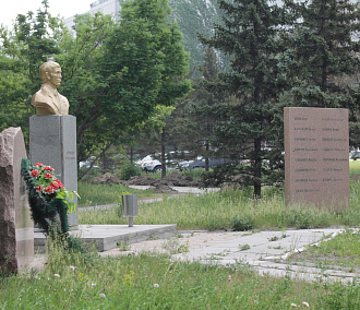 Памятную плиту из сквера на Демакова забрали на реконструкцию