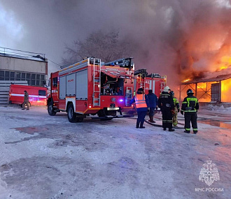Жуткий пожар на Петухова: горит продуктовый склад на площади 800 квадратов