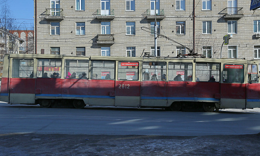 Мэр Новосибирска потребовал отмыть грязные автобусы и трамваи