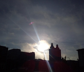 Гало солнца заметили над новосибирским храмом в Покров