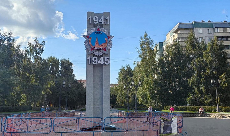 На бульваре Победы отремонтировали памятную стелу с орденами